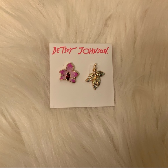 Betsey Johnson Mismatched Leaf Earrings- NWT - Picture 4 of 7